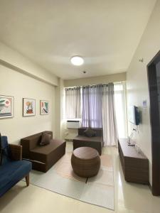 una sala de estar con un sofá y una mesa en Relax in Paradise Boracay Island, en Boracay