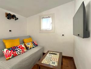 a living room with a couch and a table at Estudio ideal para descansar in Santa Cruz de Tenerife