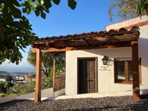 a house with a wooden door and a balcony at Estudio ideal para descansar in Santa Cruz de Tenerife