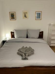 a bed with a pile of towels on it at Süße Marie Durlach 13 in Karlsruhe +12 photos