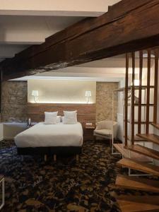 Posteľ alebo postele v izbe v ubytovaní Logis HOTEL DU PARC