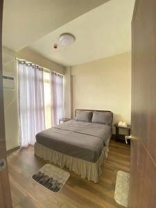 Un dormitorio con una cama y una ventana en Relax in Paradise Boracay Island, en Boracay 14 fotos más