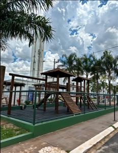 - une aire de jeux avec une structure et des escaliers en bois dans l'établissement Apartamento Confortavel 2 quartos ao lado Shopping, à Uberlândia
