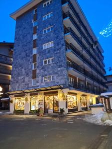 a building with christmas lights outside of it at Appartamento rinnovato centralissimo a Cervinia in Breuil-Cervinia