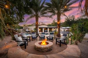 Un lugar para sentarse en Luxury Family Getaway Pool Games Sauna More 94 fotos más