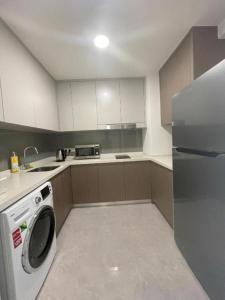 O bucătărie sau chicinetă la Agile SkyView Suites KL