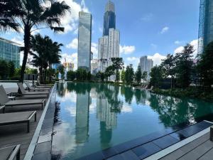 Piscina de la sau aproape de Agile SkyView Suites KL