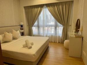 Un pat sau paturi într-o cameră la Agile SkyView Suites KL +37 fotografii