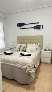 Un dormitorio con una cama con dos toallas encima. en Apartament MARA, en Torrevieja