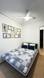 Cama grande en habitación con ventilador de techo en Apartament MARA, en Torrevieja 11 fotos más