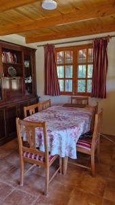 een eetkamer met een tafel, stoelen en ramen bij Hermosa casa de campo in Talca +22 foto's