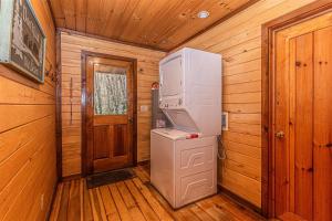ブライソン・シティにあるDragonfly Cabinのキャビン内に冷蔵庫、洗濯機、乾燥機あり
