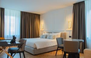 Posteľ alebo postele v izbe v ubytovaní Ambassador Palace Hotel + 37 fotografií