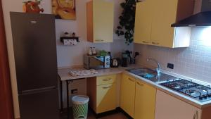 eine kleine Küche mit gelben Schränken und einer Mikrowelle in der Unterkunft Residence Ginevra-Porto Miggiano in Santa Cesarea Terme