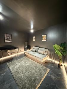 una sala de estar con una cama y una mesa en Cosy Room & SAUNA Hypercentre Dieppe, en Dieppe