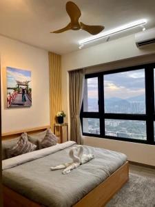 Un pat sau paturi într-o cameră la Agile SkyView Suites KL