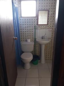 ein Badezimmer mit Toilette und Waschbecken in der Unterkunft Cabaña Punta Diamante in Castro