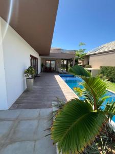 a house with a swimming pool in a yard at Villa Formentera - Casa 08 by The Coral Beach Resort in Trairi