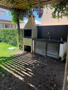 an outdoor grill with a sink in a yard at Villa Formentera - Casa 08 by The Coral Beach Resort in Trairi