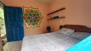Ein Bett oder Betten in einem Zimmer der Unterkunft Caminho das pedras-Medicina, Consciência e espiritualidade- Hospedaria na floresta com saída ao Igarapé