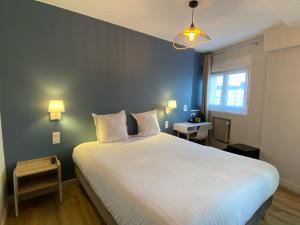 Katil atau katil-katil dalam bilik di Hotel de Bretagne +38 gambar