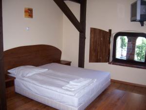 sypialnia z łóżkiem i oknem w obiekcie Centrum Browar w mieście Strzelce Opolskie