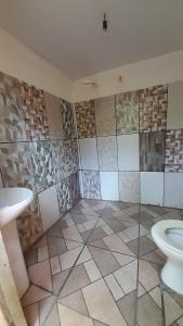 ein Badezimmer mit Toilette und Waschbecken in der Unterkunft Caminho das pedras-Medicina, Consciência e espiritualidade- Hospedaria na floresta com saída ao Igarapé in Alter do Chao