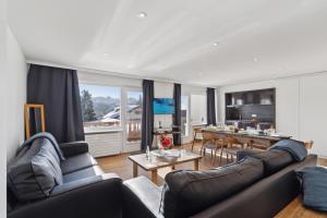 Khu vực ghế ngồi tại Crans Montana Suites
