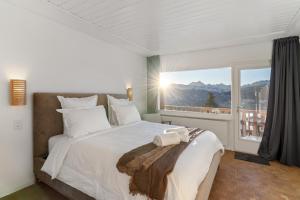 Giường trong phòng chung tại Crans Montana Suites