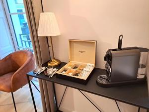 Een doos cosmetica op een tafel met een lamp. bij Appartement Cosy Hyper Centre in Nantes