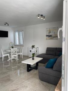 una sala de estar con un sofá y una mesa en Apartments Štica- Pelješac, en Janjina