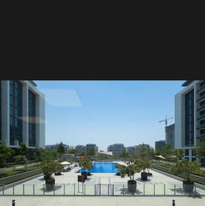Shared Apartment In Dubai Hills内部或周边的泳池