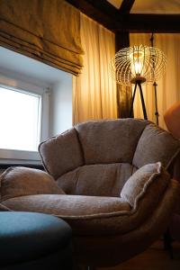 a couch in a room with a window and a lamp at Astronomica na Kopernika in Toruń