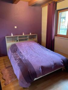 Voodi või voodid majutusasutuse Chalet au bord d'un étang toas +6 fotot