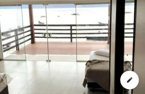 Ένα ή περισσότερα κρεβάτια σε δωμάτιο στο Casa 3 andares para o mar