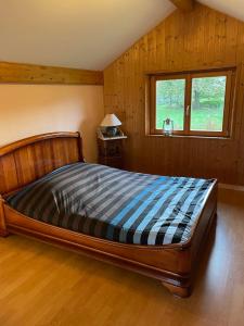 Voodi või voodid majutusasutuse Chalet au bord d'un étang toas