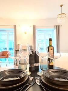 een tafel met glazen en een fles wijn bij Appartement Cosy Hyper Centre in Nantes
