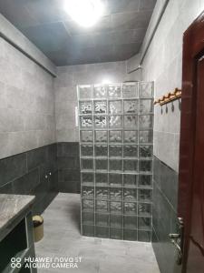 baño con ducha con estantes de platos en Magnifique appartement avec vue panoramique, en Tamraght Ouzdar