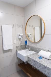 Ένα μπάνιο στο Roomo Transamerica Recife Parque do Cais