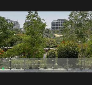 Shared Apartment In Dubai Hills外面的花园