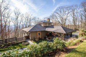 una pequeña casa con techo encima en 4 Pines, en Boone
