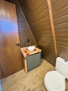 a bathroom with a toilet and a sink at Cabana Aroma do Mar in Jaguaruna