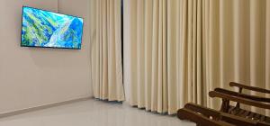 TV a/nebo společenská místnost v ubytování VThree Family House + 28 fotografií