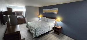 Imagen de la galería de HomeTowne Studios by Red Roof LaGrange, en La Grange