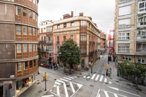 Una vista aérea de una calle de la ciudad con edificios. en El Ñeru del Marqués - VUT5160AS, en Gijón