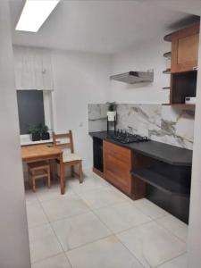 Η κουζίνα ή μικρή κουζίνα στο Pokój Września +12 φωτογραφίες