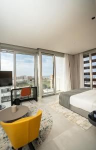 达喀尔Sama Hotels的一间卧室配有一张床,另一间享有美景。