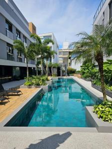 フロリアノポリスにあるCasa Vogue - Novo Campecheの建物の真ん中にあるプール