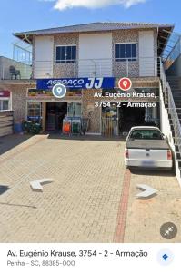 ein Auto, das auf einem Parkplatz vor einem Gebäude geparkt ist in der Unterkunft Apartamento em Penha in Penha