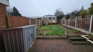 Taman di luar Your Home Away from Home in Birmingham